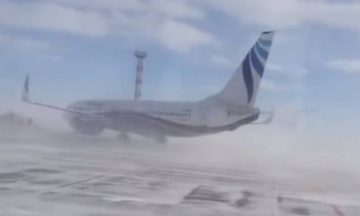 Απίστευτες εικόνες: Θυελλώδεις άνεμοι στροβιλίζουν αεροπλάνο στη Σιβηρία! (vid)