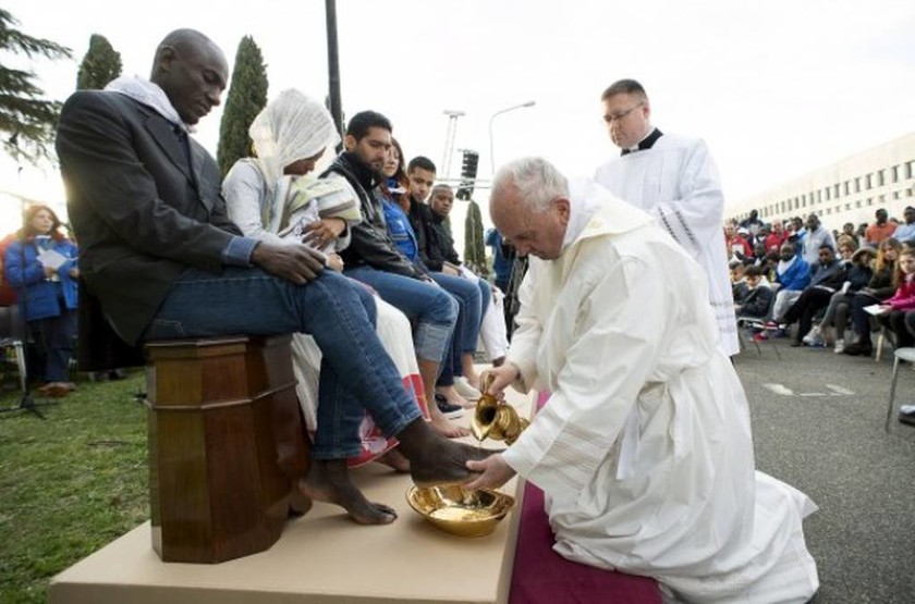 Ο Πάπας Φραγκίσκος έπλυνε τα πόδια προσφύγων! (pics)