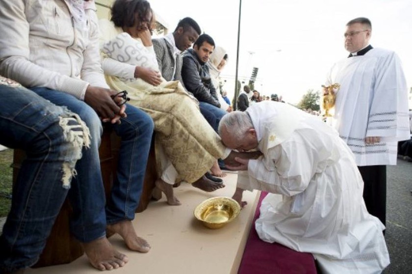 Ο Πάπας Φραγκίσκος έπλυνε τα πόδια προσφύγων! (pics)