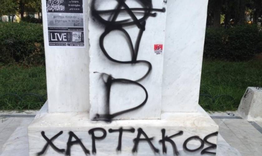 Συνελήφθη 16χρονος διότι αφαίρεσε την ελληνική σημαία από μνημείο στην Πάτρα