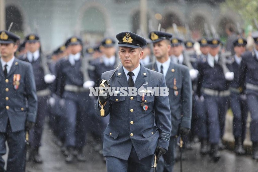 Εντυπωσιακές φωτογραφίες από τη στρατιωτική παρέλαση στο Σύνταγμα (pics)