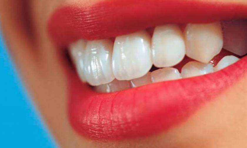Πέντε τρόφιμα που θα λευκάνουν τα δόντια με φυσικό τρόπο