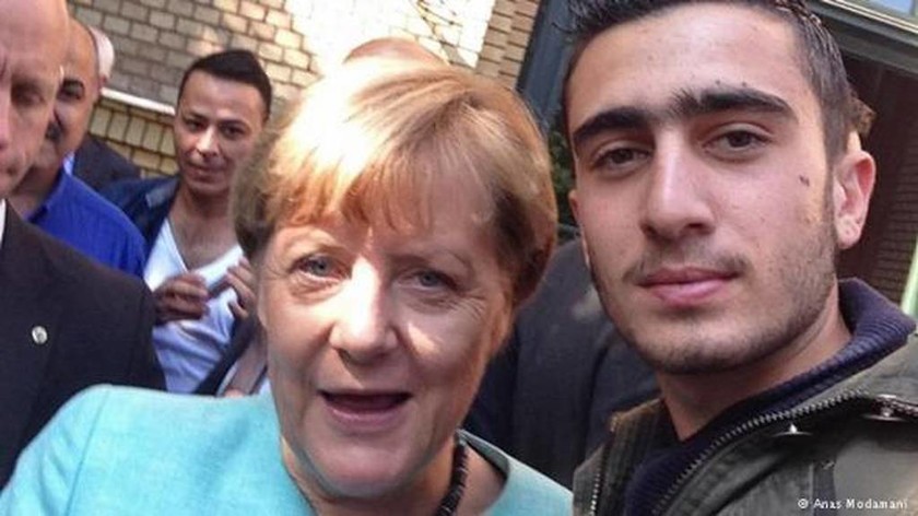 Σάλος στη Γερμανία: Η Μέρκελ έβγαλε selfie με τρομοκράτη;
