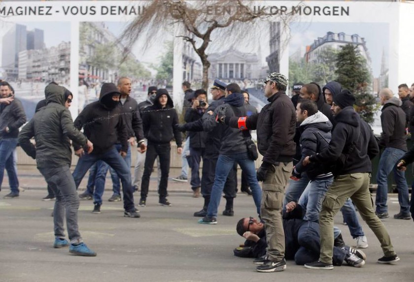 Επίθεση ακροδεξιών σε εκδήλωση μνήμης για τα θύματα των επιθέσεων στις Βρυξέλλες (Pics & Vid)