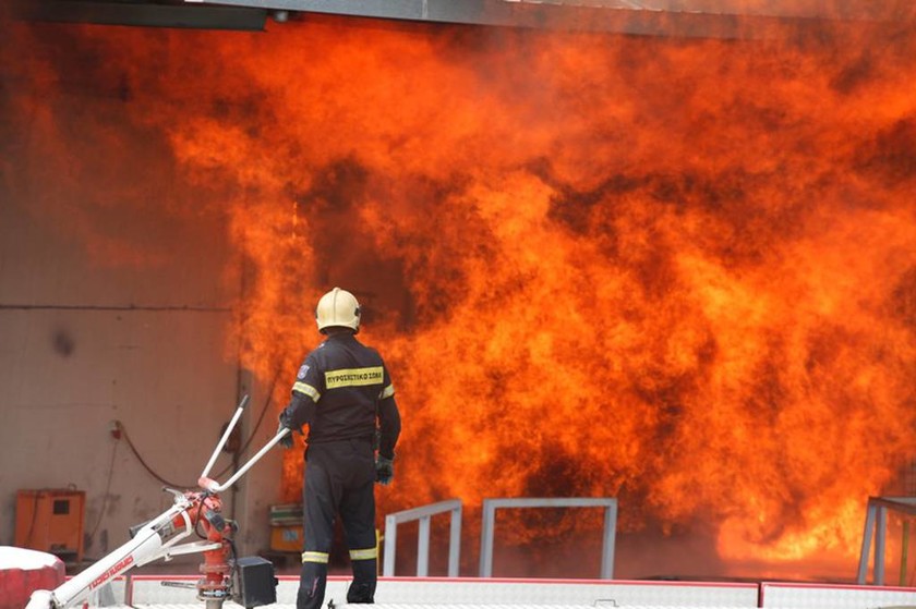 Τώρα: Μεγάλη φωτιά σε εργοστάσιο χρωμάτων - Κίνδυνος εκρήξεων (photos - video)