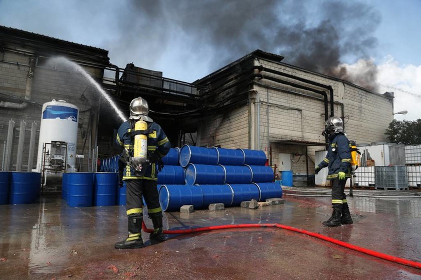 Τώρα: Μεγάλη φωτιά σε εργοστάσιο χρωμάτων - Κίνδυνος εκρήξεων (photos - video)