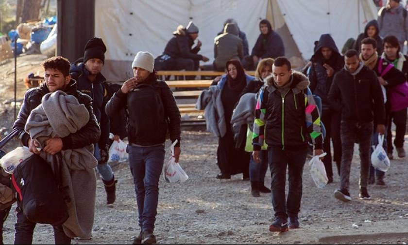 Πρόσφυγες και μετανάστες έκλεισαν το ρεύμα προς το τελωνείο Ευζώνων