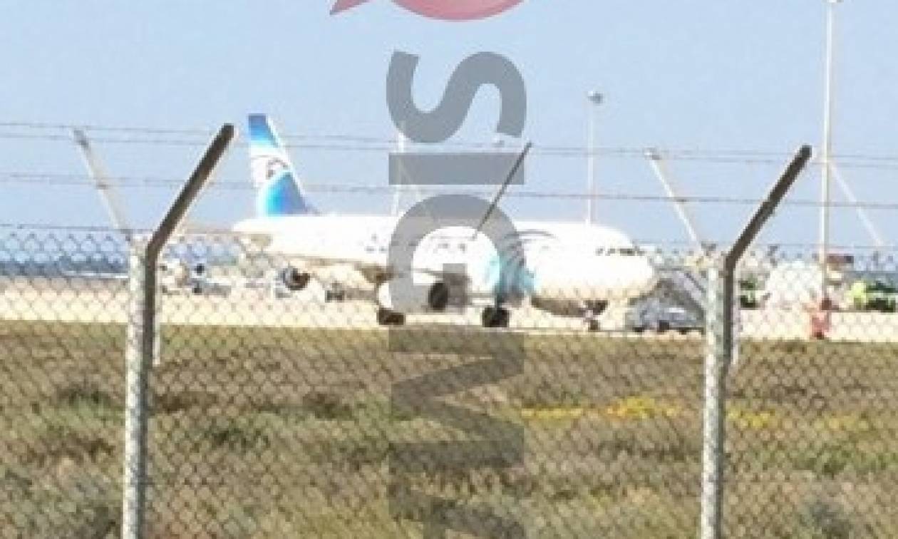 Αεροπειρατεία Κύπρος: Απελευθερώθηκαν οι επιβάτες - Παραμένει στο αεροπλάνο το 7μελες πλήρωμα