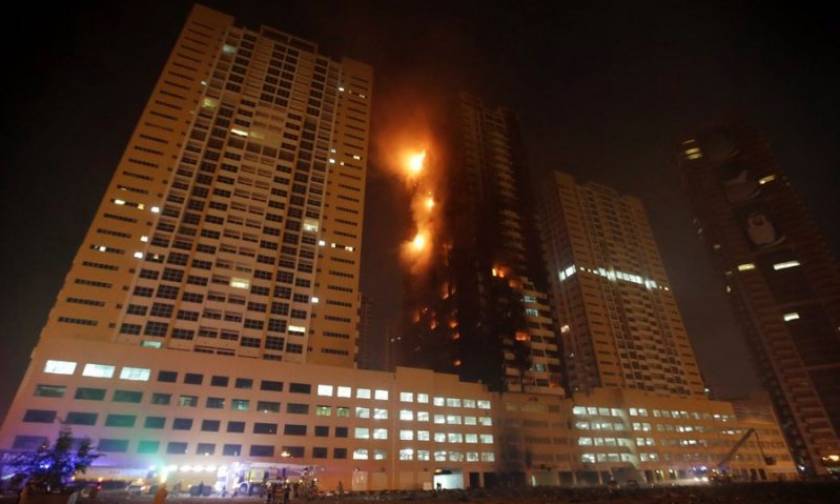 Μεγάλη πυρκαγιά σε δύο ουρανοξύστες στα ΗΑΕ - Δείτε το συγκλονιστικό βίντεο της φωτιάς