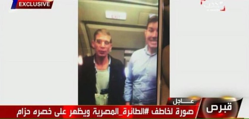 Αεροπειρατεία Κύπρος LIVE: Σοκάρει νέα φωτογραφία του αεροπειρατή στη Λάρνακα με γιλέκο εκρηκτικών