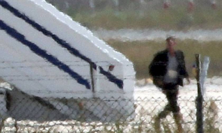 Αεροπειρατεία στην Κύπρο: Η στιγμή που ο αεροπειρατής βγαίνει για να παραδοθεί