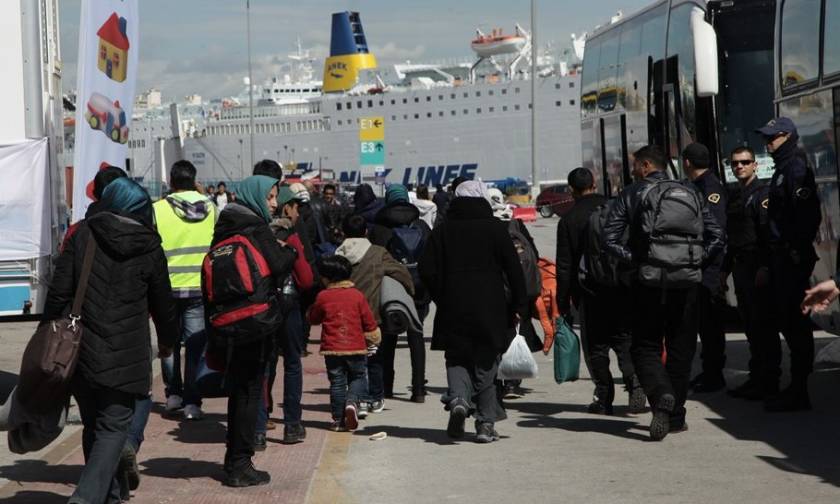 Έκτακτη σύσκεψη στο υπ. Ναυτιλίας για τους πρόσφυγες - Πώς θα αποσυμφορηθεί το λιμάνι του Πειραιά