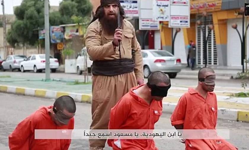 Νέο βίντεο φρίκης του ISIS: Τζιχαντιστής αποκεφαλίζει Κούρδους στρατιώτες (video)