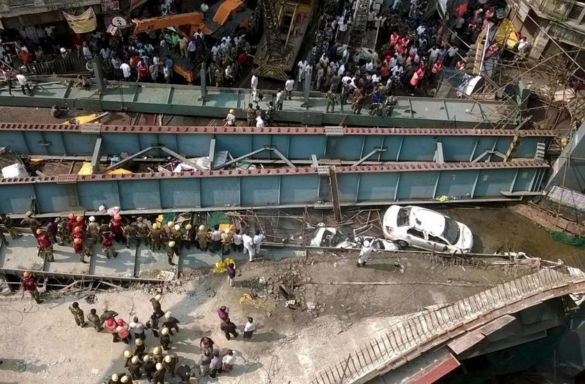 Θρήνος στην Ινδία: 10 νεκροί από κατάρρευση γέφυρα - Φόβοι για δεκάδες εγκλωβισένους στα συντρίμμια