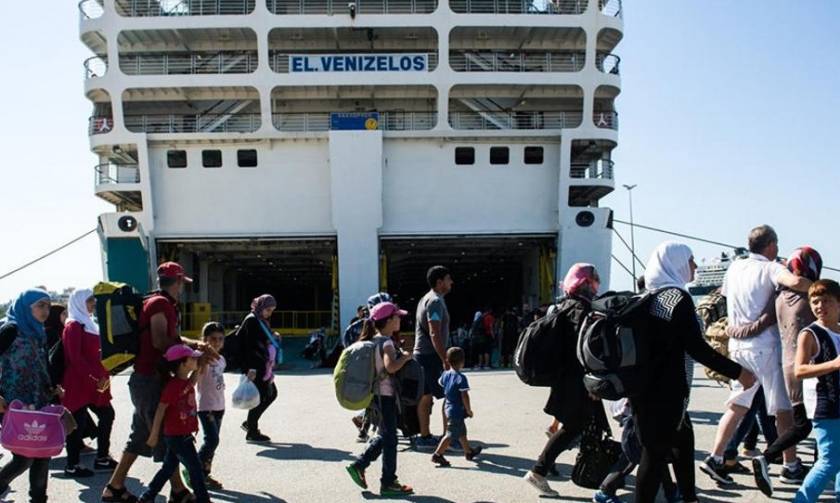 Μεταφέρονται 420 πρόσφυγες από τον Πειραιά σε κέντρα φιλοξενίας