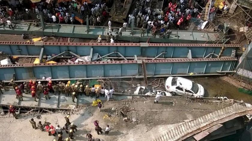 Κατάρρευση γέφυρας Ινδία: Συγκλονιστικά βίντεο και μαρτυρίες – 15 οι νεκροί, πάνω από 100 τραυματίες