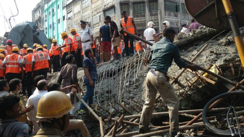 Κατάρρευση γέφυρας Ινδία: Συγκλονιστικά βίντεο και μαρτυρίες – 15 οι νεκροί, πάνω από 100 τραυματίες