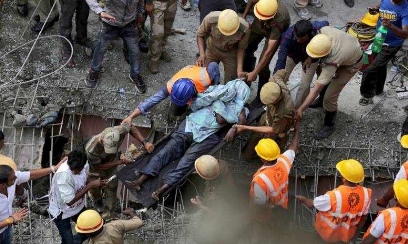 Στους 23 οι νεκροί από κατάρρευση γέφυρας στην Ινδία - Ολονύχτια επιχείρηση διάσωσης επιζώντων