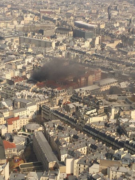 Πυροσβέστης τραυματίστηκε σοβαρά από την ισχυρή έκρηξη στο κέντρο του Παρισιού (videos+photos)