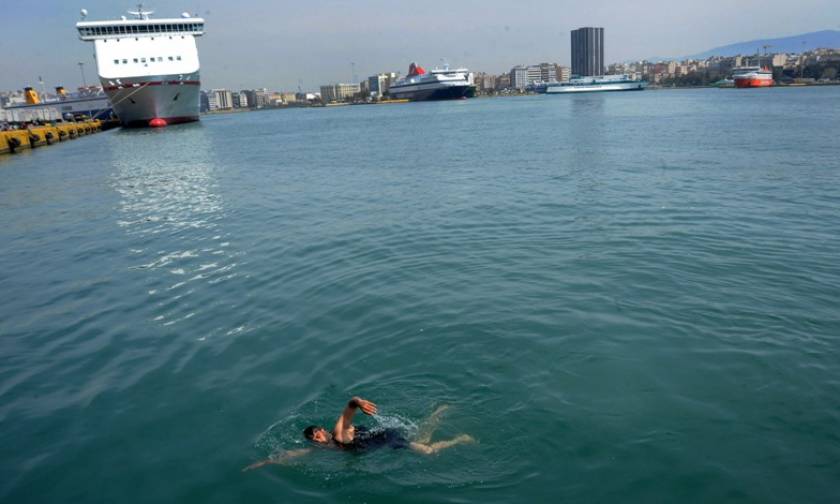 Βουτάνε στο λιμάνι του Πειραιά για να κάνουν μπάνιο οι πρόσφυγες!  (pics)