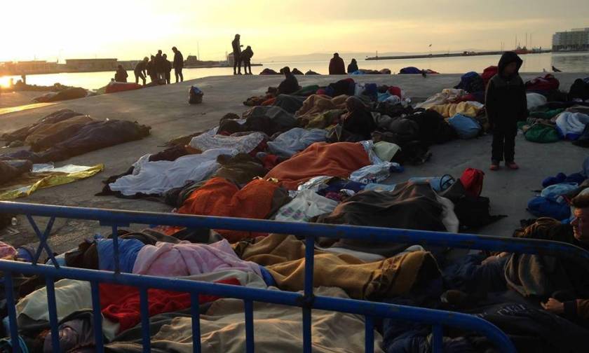 Χίος: Αρνούνται να μετακινηθούν οι πρόσφυγες από το λιμάνι - Εικόνες διάλυσης στο hot spot (videos)