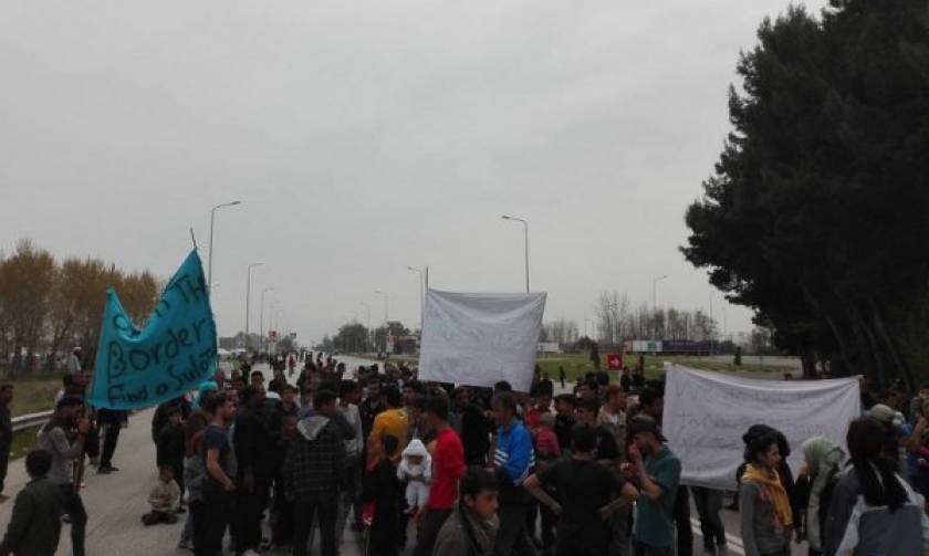 Πρόσφυγες έκλεισαν και τα δύο ρεύματα κυκλοφορίας στην εθνική οδό Θεσσαλονίκης- Ευζώνων
