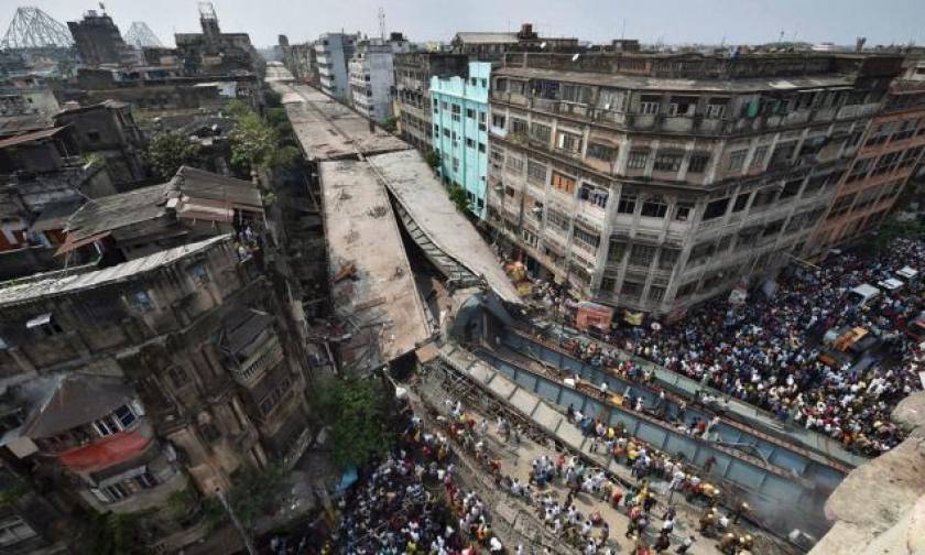 Οκτώ συλλήψεις για την κατάρρευση γέφυρας στην Ινδία