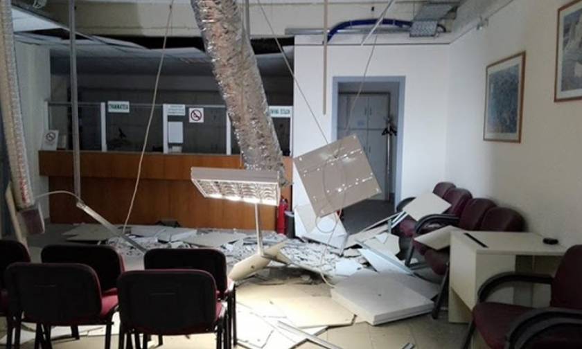 «Βομβαρδισμένο» το ΙΚΑ Ζωγράφου - Κατέρρευσε η οροφή