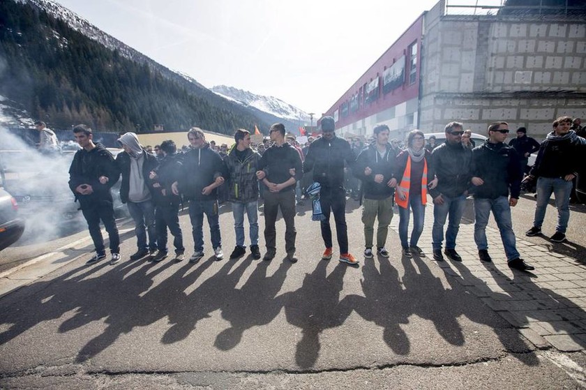Εκατοντάδες Ιταλοί διαδήλωσαν στα σύνορα με την Αυστρία κατά των κλειστών συνόρων (Pics & Vid)