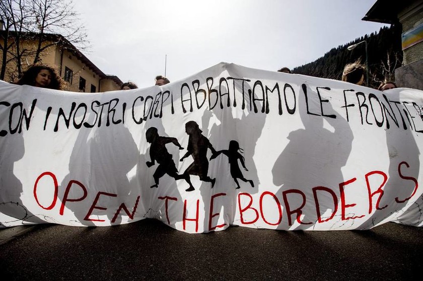 Εκατοντάδες Ιταλοί διαδήλωσαν στα σύνορα με την Αυστρία κατά των κλειστών συνόρων (Pics & Vid)