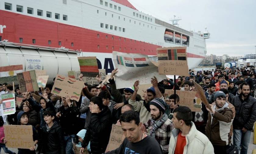 Αρνούνται να φύγουν από το λιμάνι του Πειραιά οι πρόσφυγες