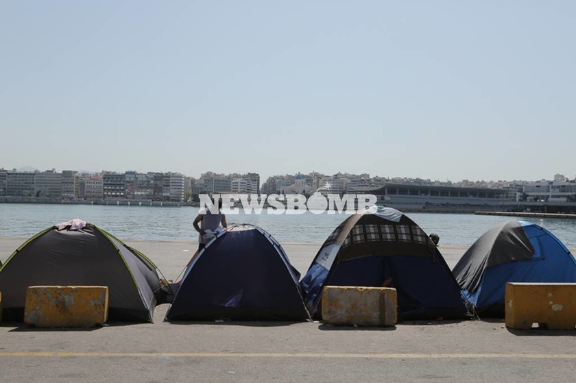 Πειραιάς: Αμετακίνητοι οι πρόσφυγες από το λιμάνι (photos - video)