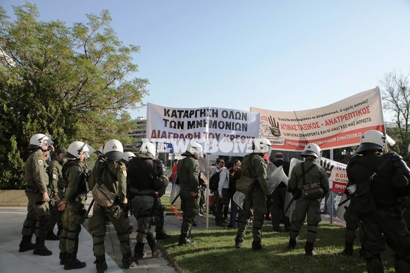 Συγκέντρωση ΑΔΕΔΥ στο Χίλτον: «Να φύγει το ΔΝΤ από την Ελλάδα» (pics&vid)