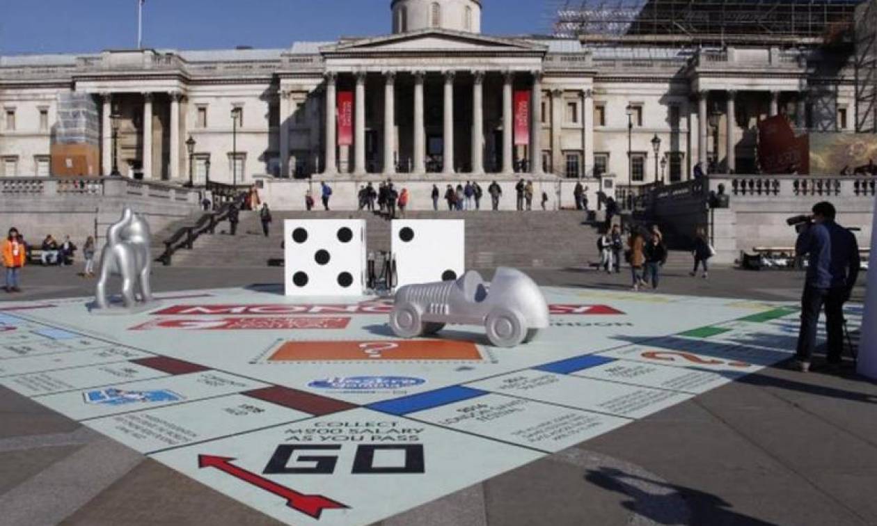 Μια τεράστια Monopoly «προσγειώθηκε» σε πλατεία του Λονδίνου! (pic+vid)