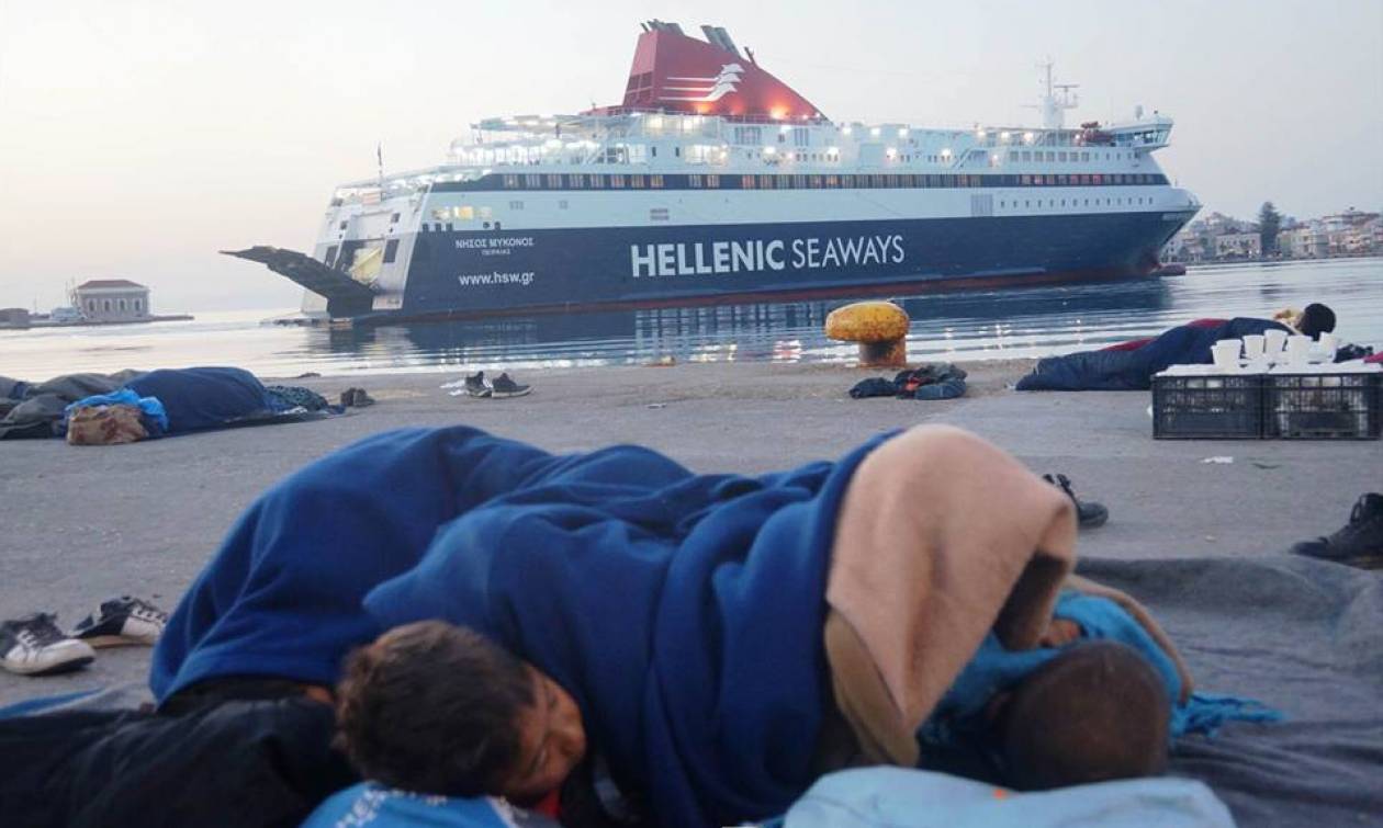 Χίος: Με φόντο σύρματα και σκηνές λειτουργεί και πάλι το λιμάνι (photos)