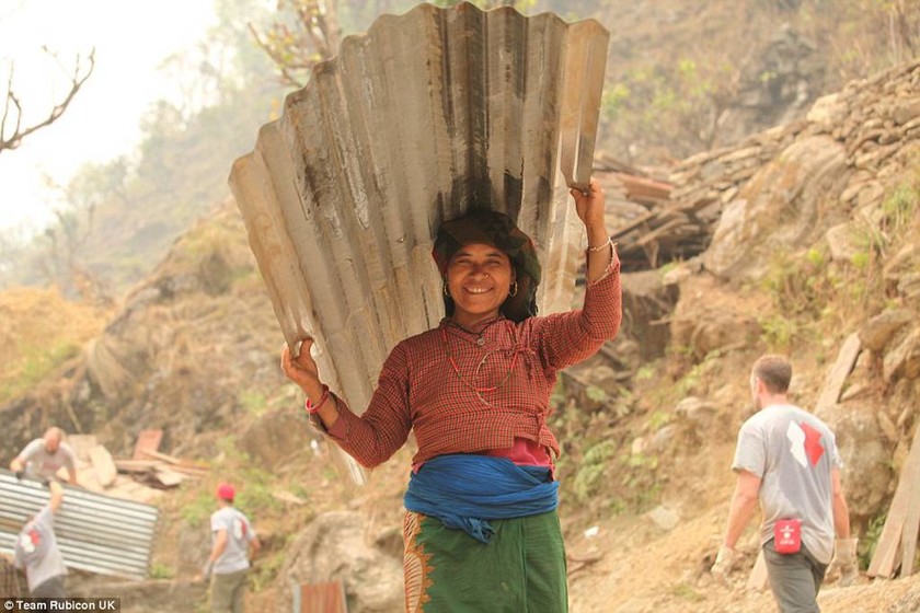 Ένας πρίγκιπας στις λάσπες: Ο Χάρι χτίζει σχολεία στο Νεπάλ! (pics)