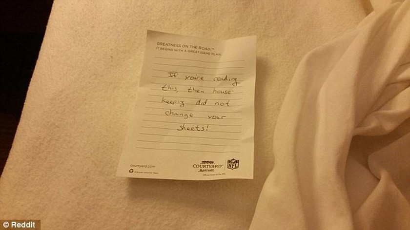 Δείτε τι βρήκε στα σεντόνια του ξενοδοχείου του και σοκαρίστηκε! (pic)