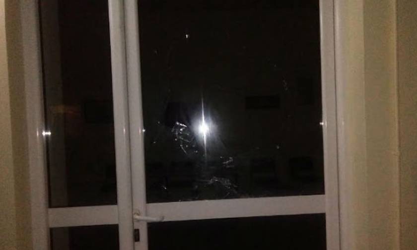 Εύβοια: Επίθεση με πέτρες στα γραφεία του ΣΥΡΙΖΑ