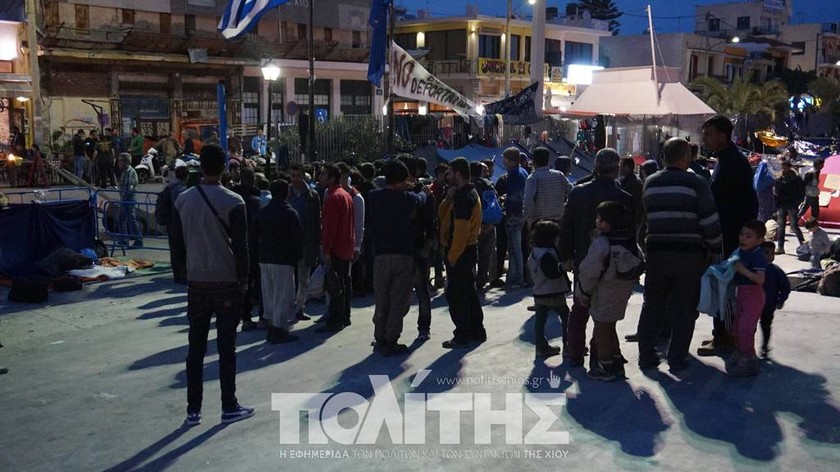 Χίος: Εν μέσω έντασης και προπηλακισμών άδειασε το λιμάνι από τους πρόσφυγες (photos-video)