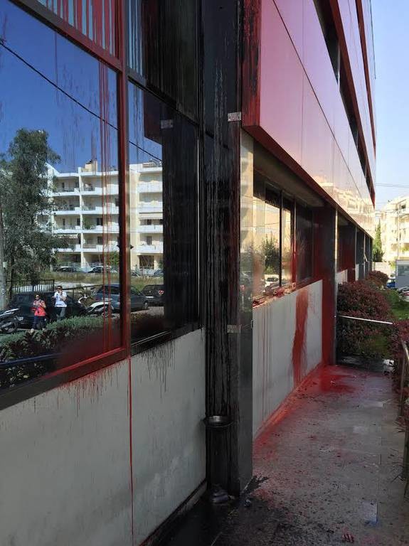 ΕΚΤΑΚΤΟ: Επίθεση κουκουλοφόρων με βαριοπούλες στα γραφεία της εφημερίδας «Πρώτο Θέμα» (pics)