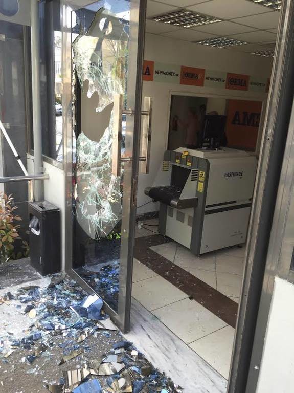 ΕΚΤΑΚΤΟ: Επίθεση κουκουλοφόρων με βαριοπούλες στα γραφεία της εφημερίδας «Πρώτο Θέμα» (pics)
