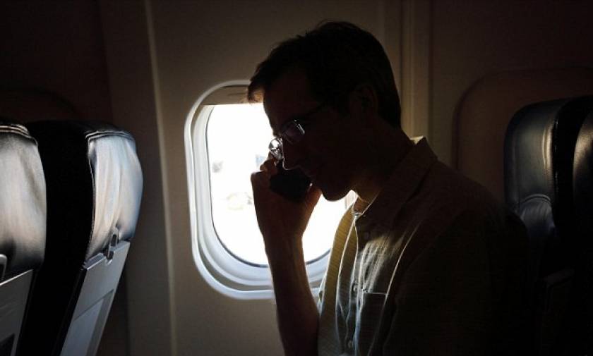 Τι πραγματικά θα συμβεί αν δεν κλείσεις το κινητό σου την ώρα της πτήσης;