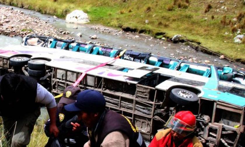 Τραγωδία στο Περού: 23 νεκροί από πτώση λεωφορείου σε ποτάμι