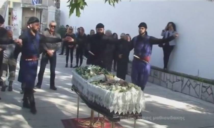 Έτσι κηδεύουν στην Κρήτη: Αποχαιρέτησαν τον λυράρη Γ. Σταματογιαννάκη χορεύοντας συρτό! (vid)