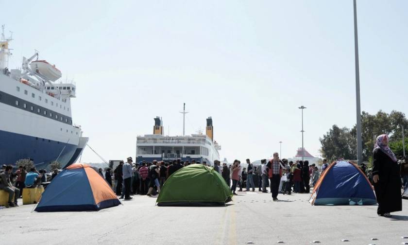 «Πνίγεται» ο Πειραιάς - Στους 4.500 οι πρόσφυγες στο λιμάνι (photo)