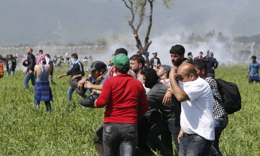 Σκόπια: 23 τραυματίες από τα επεισόδια στην Ειδομένη με αιχμές για τη στάση της ελληνικής αστυνομίας