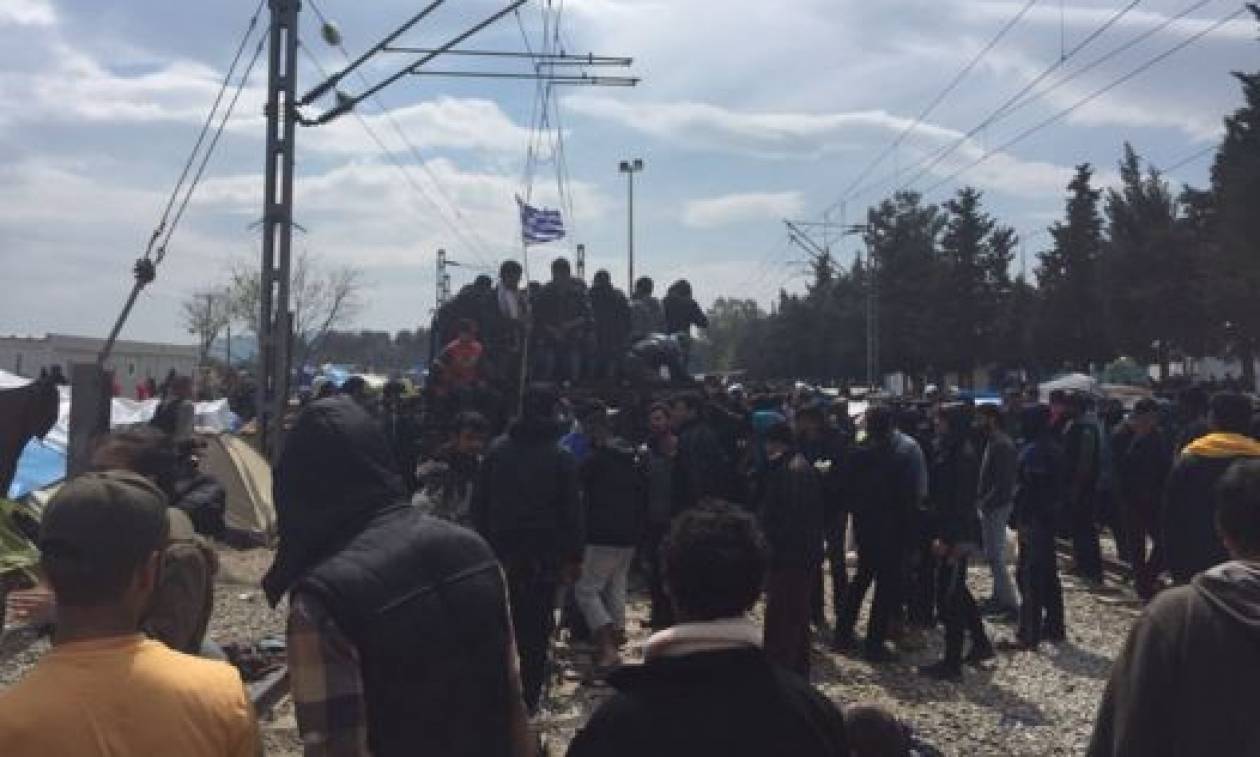Ένταση και σήμερα στην Ειδομένη - Πάνω στις σιδηροδρομικές γραμμές οι πρόσφυγες