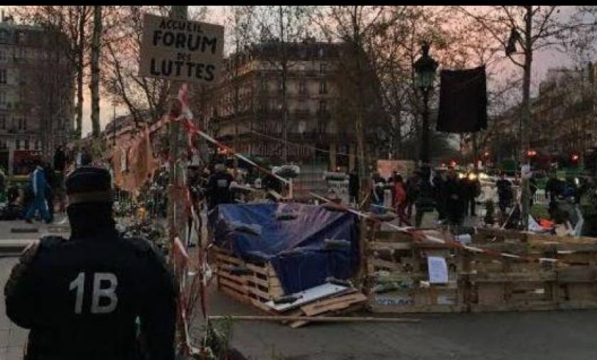 «Καθάρισε» από διαδηλωτές η πλατεία δημοκρατίας στο Παρίσι