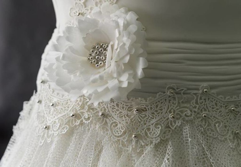 Το πανέμορφο νυφικό που δεν θα ήθελε καμία νύφη να φορέσει – Μπορείτε να καταλάβετε γιατί; (phs+vid)