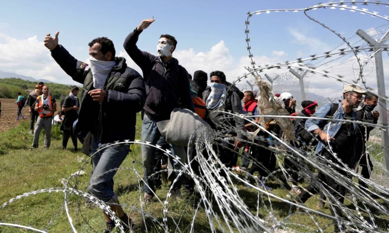 Μυρίζει μπαρούτι στην Ειδομένη: «Αλληλέγγυοι» ξεσηκώνουν τους πρόσφυγες να περάσουν τα σύνορα